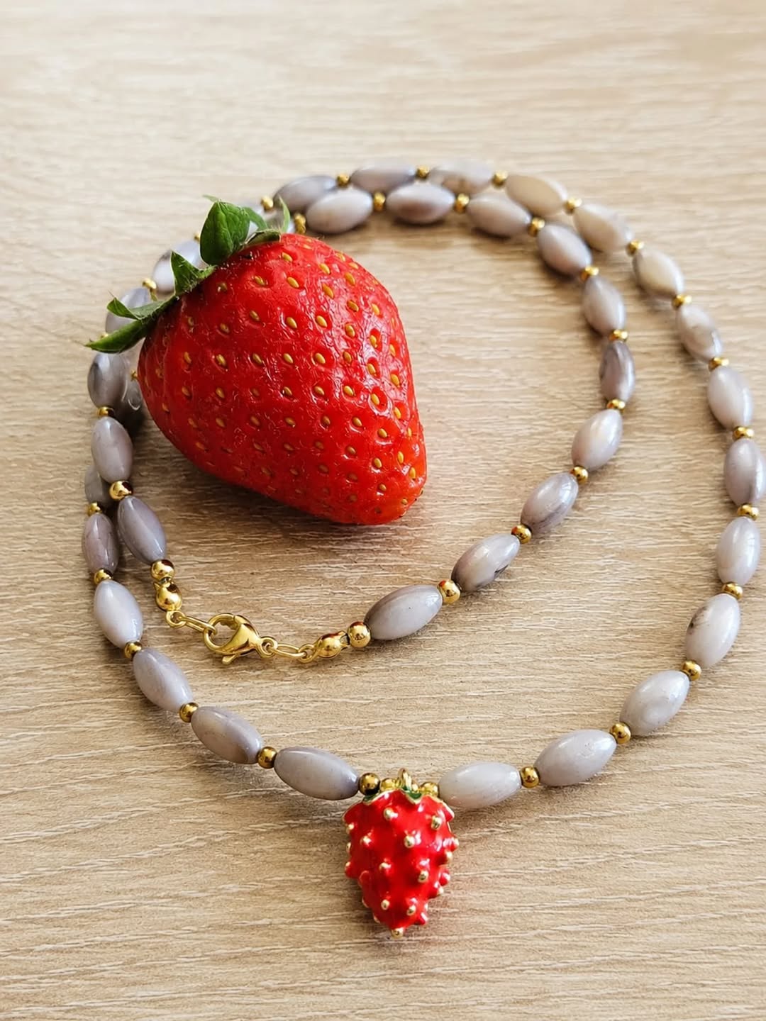 Naszyjnik handmade - poziomka z masą perłową w kolorze taupe