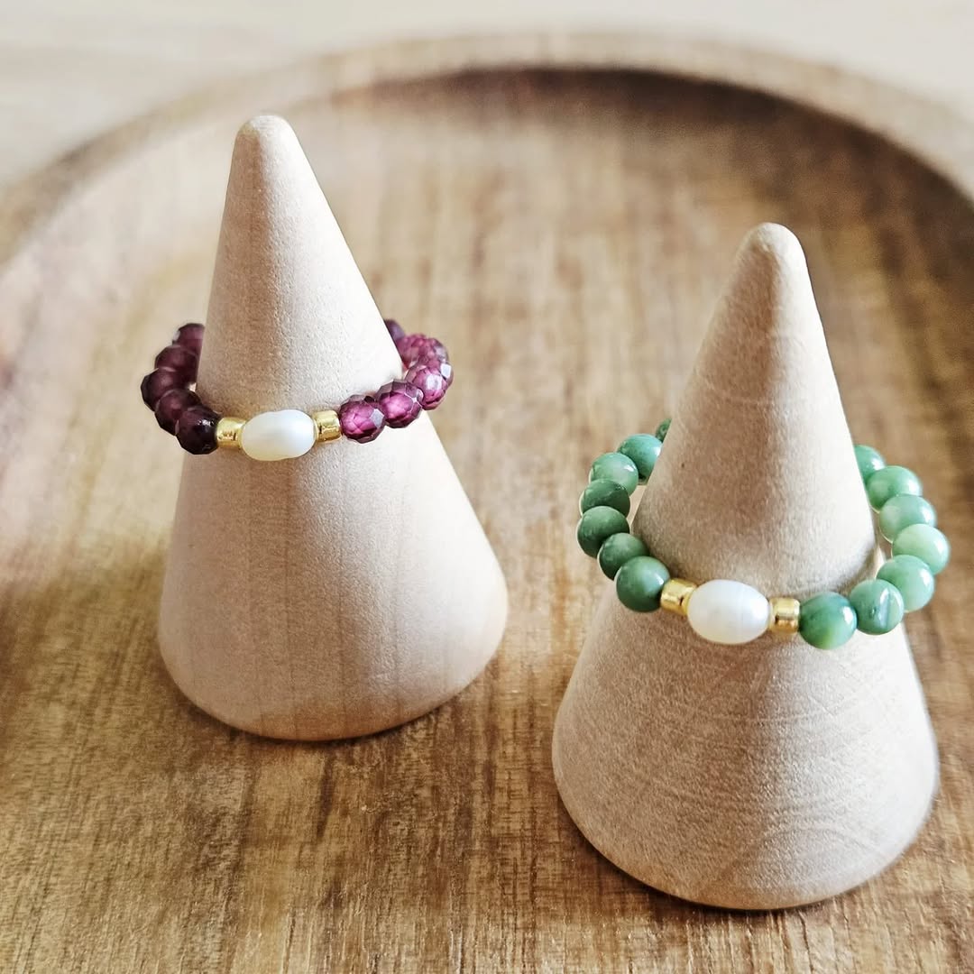 Pierścionek handmade na gumce - zielona masa perłowa z perełką i złotym miyuki