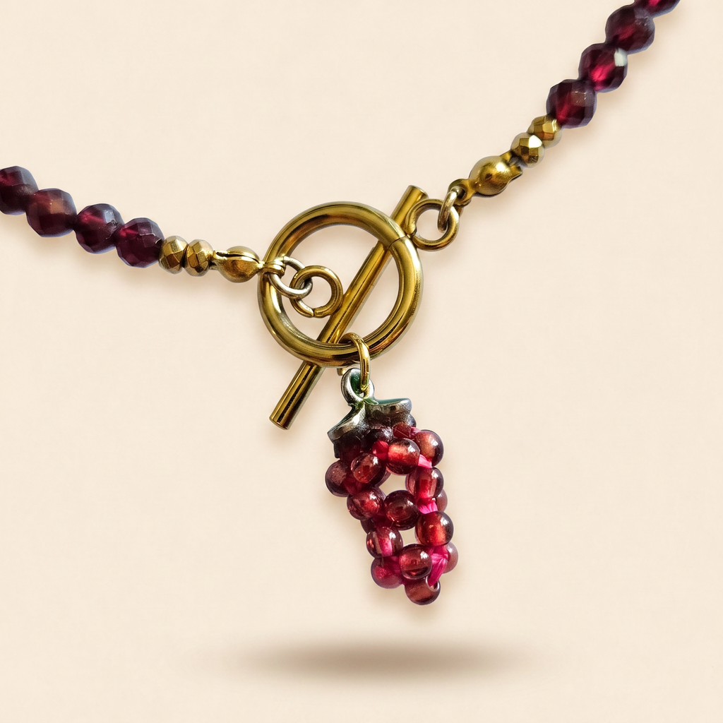 Detal - fasetowane koraliki granatu ze złotym hematytem