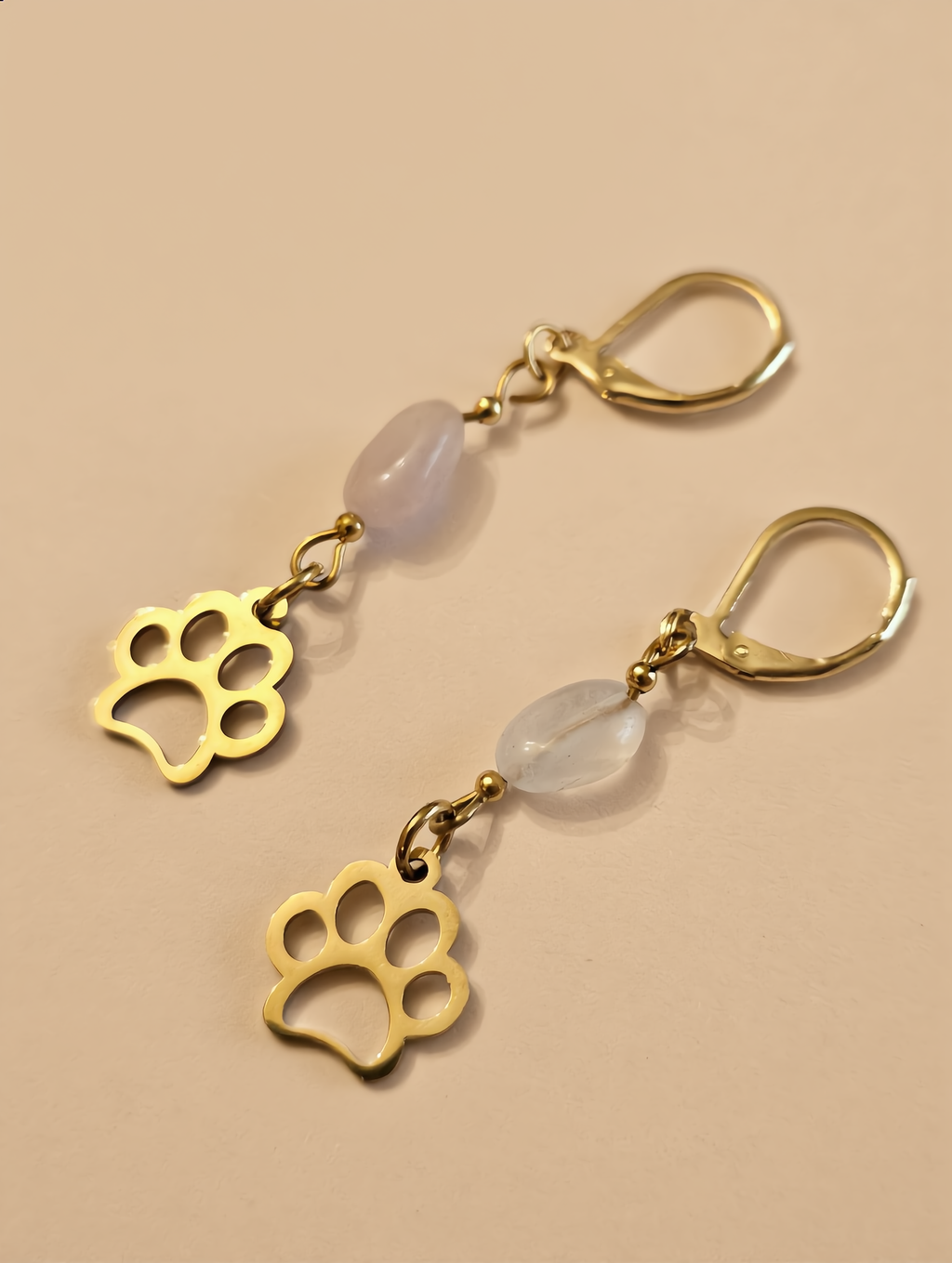 Kolczyki handmade ze złotą łapką kocią i baryłką z kwarcu różowego